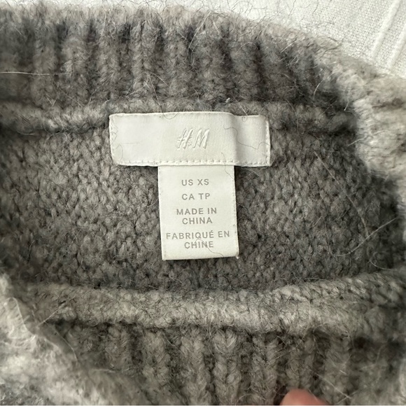 H&M Cropped Sweater - Picture 2 of 5